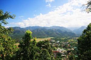 lindo montanha ponto de vista em Colina pode Vejo a partir de pássaro olhos Visão para Vila dentro Cidade do campo às norte do Tailândia foto
