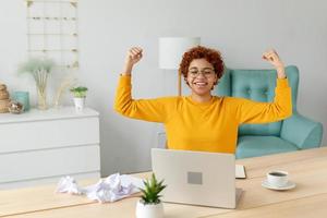 animado feliz africano americano mulher ganhador. menina fêmea aluna olhando às computador portátil passado exame lendo ótimo notícia obtendo Boa resultado ganhando conectados licitação sentindo-me espantado olhando às computador às lar. foto