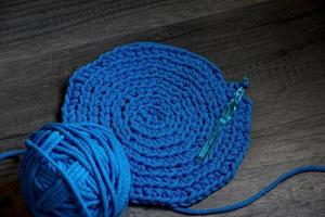 azul crochê tricô manual almofada em a mesa mão tricô, foto