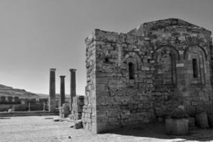 velho Antiguidade pedra ruínas em uma quente verão dia em a grego ilha do Rodes dentro lindos foto