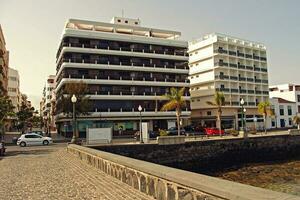 urbano panorama a partir de a capital do a canário ilha Lanzarote arrecife dentro Espanha em uma caloroso verão dia foto