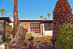 cenário com a da cidade característica branco edifícios a partir de a espanhol ilha do Lanzarote em uma caloroso verão dia foto