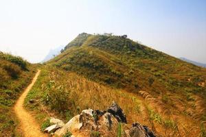 natural trilha e seco pastagem em a montanha às doi pha Espiga Colina dentro Tailândia foto