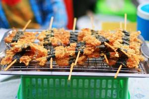 frito dourado agulha cogumelo espetos dentro rua Comida às Tailândia foto