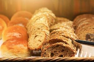 pães fatia e manteiga bolo é caseiro em tecer bandeja dentro padaria fazer compras. foto