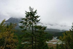 temperamental rio dentro banff nacional parque, Canadá com deslumbrante turquesa água foto