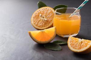 fresco fatiado laranja e laranja suco foto