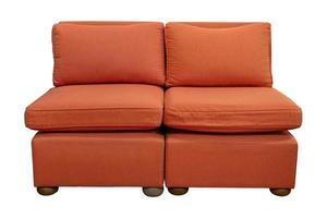 laranja sofá mobília com travesseiro isolado em branco com recorte caminho foto