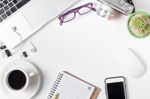 moderno branco escritório escrivaninha mesa com computador portátil foto