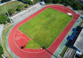 futebol campo dentro estádio em bem dia foto