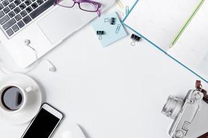 moderno branco escritório escrivaninha mesa com computador portátil foto