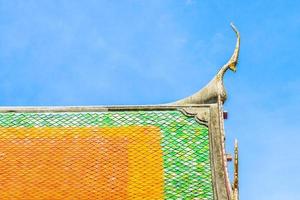 telhado de um templo em estilo tailandês foto