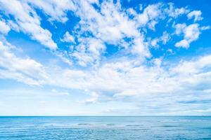 nuvem branca no céu azul e mar foto