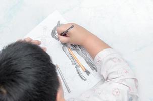 escola Garoto desenhando cenário com cor lápis, foto