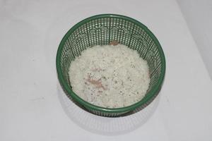 foto do branco arroz dentro uma verde recipiente