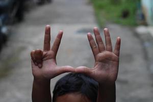 foto do mão acenando lado de fora a rua