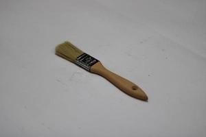 foto do uma amarelo escova fez do madeira com uma branco fundo