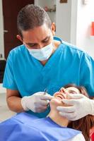 ortodôntico especialista dentista tratando a adulto fêmea paciente foto