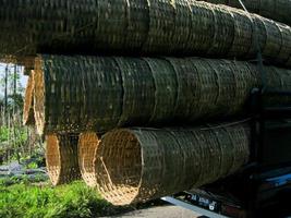 pilha do cestas fez do bambu em uma caminhão foto