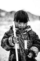 uma jovem pastor Garoto dentro uma montanha Vila dentro tibete foto