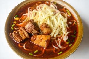 frango macarrão sopa e refogado carne de porco Macarrão estão comum Comida dentro China foto