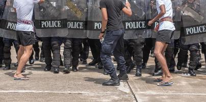 tumulto polícia colidiu com a manifestantes. foto