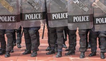 tumulto polícia ao controle a multidão. foto