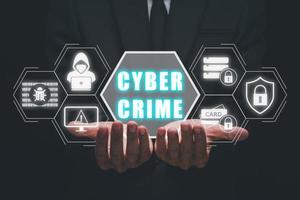 cyber crime conceito, pessoa mão segurando cyber crime ícone em virtual tela. foto