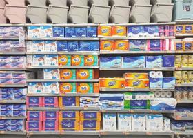 só, Indonésia - fevereiro, 2023 - exibição prateleira para lenço de papel e facial limpador produtos dentro uma supermercado foto