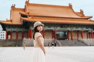 mulher viajante visitando dentro Taiwan, turista com chapéu passeios turísticos dentro nacional Chiang kai shek memorial ou corredor liberdade quadrado, Taipei cidade. ponto de referência e popular atrações. Ásia viagem conceito foto