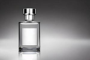 branco transparente garrafa perfume brincar estúdio tomada, isolado fundo, branco rótulo, marketing e produtos apresentação. foto