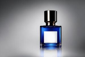 azul garrafa perfume brincar estúdio tomada, isolado fundo, branco rótulo, marketing e produtos apresentação. foto