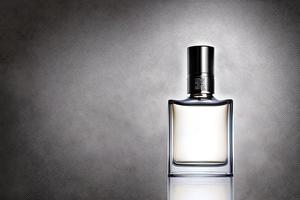 branco transparente garrafa perfume brincar estúdio tomada, isolado fundo, marketing e produtos apresentação. foto