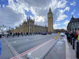 uma vista das casas do parlamento em londres foto