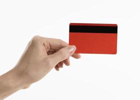pessoa segurando um cartão de crédito foto