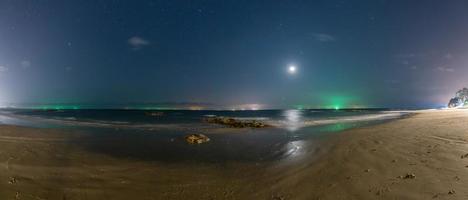 noite tiro a partir de natai de praia dentro Tailândia com grandes exposição foto