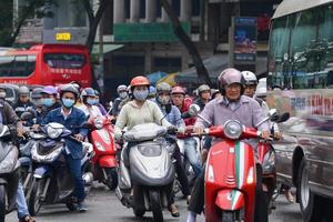 hochiminh cidade, Vietnã - dezembro 14, 2016-incrível tráfego do Ásia cidade, grupo cidadão em privado veículo dentro pressa hora, multidão do pessoas dentro capacetes, equitação motocicletas dentro Vietnã, dezembro 14, 2016 foto