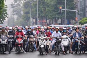 hochiminh cidade, Vietnã - dezembro 14, 2016-incrível tráfego do Ásia cidade, grupo cidadão em privado veículo dentro pressa hora, multidão do pessoas dentro capacetes, equitação motocicletas dentro Vietnã, dezembro 14, 2016 foto