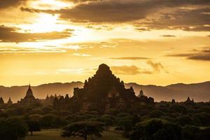 a pôr do sol do Bagan, myanmar é a antigo cidade com milhares do histórico budista templos e stupas. foto