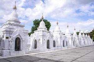 Kuthodaw pagode, mandalay, myanmar foto