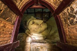 grande reclinável Buda dentro têmpora, Bagan, myanmar foto