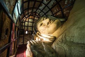 grande reclinável Buda dentro têmpora, Bagan, myanmar foto