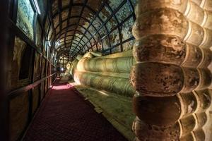 grande reclinável Buda dentro têmpora, Bagan, myanmar foto