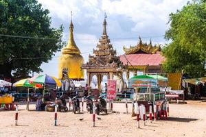 Bagan, myanmar - jul 18, 2018-buphaya pagode é às uma dobrar em a certo banco do a ayeyarwady rio. foto