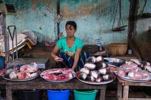 mandalay, myanmar-jul 18, 2018-o caminho do pessoas vida dentro myanmar. a autêntico cultura do sociedade. foto