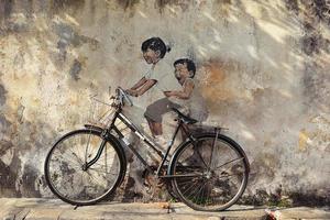 penang, Malásia - jul 18, rua 2014 mural intitulado 'pequeno crianças em uma bicicleta' pintado de Ernest zacharevic dentro penang em Junho 15, 2013. foto