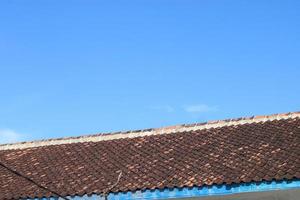 foto do a azul céu acima a cobertura azulejos do a casa