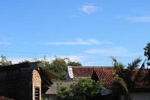 foto do a azul céu acima a cobertura azulejos do a casa