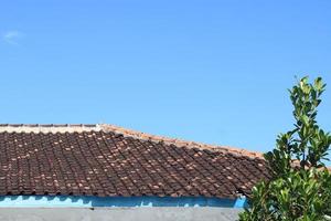 foto do a azul céu acima a cobertura azulejos do a casa