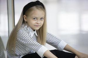 retrato do uma lindo pequeno menina com comprimentos do branco cabelo. foto